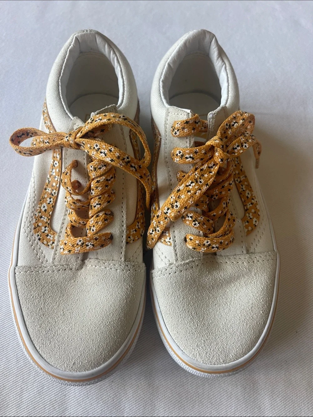 NWOT VANS Girls Size 1 Cream Kids Sneakers with Yellow Floral Laces - Picture 1 of 11